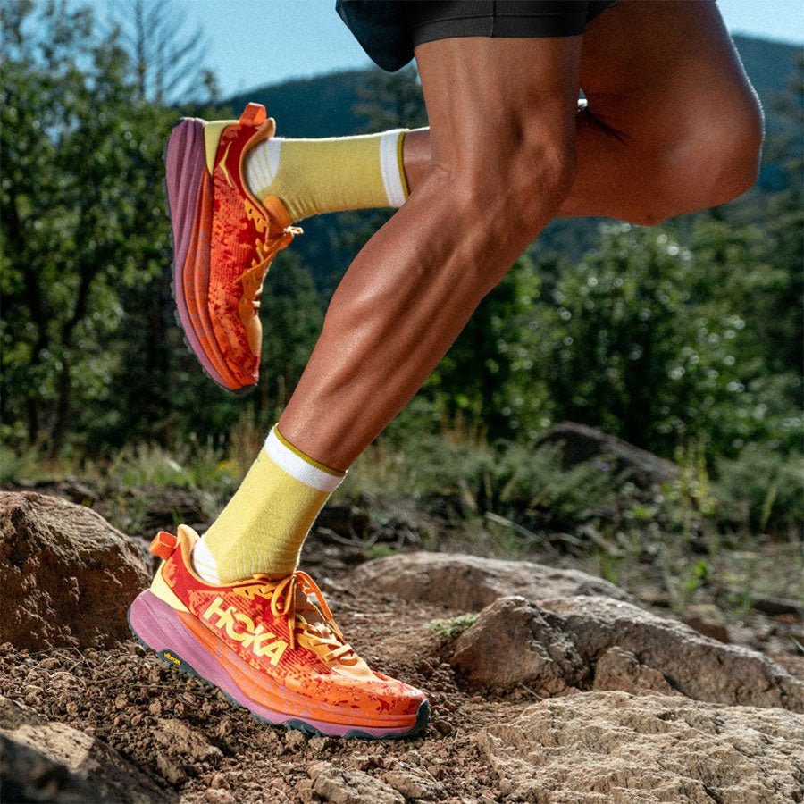 รองเท้าวิ่งเทรลกับรองเท้าวิ่งบนถนน ใช้แทนกันได้ไหม พร้อมแนะนำรองเท้าวิ่งที่ดีที่สุด - Rev Online