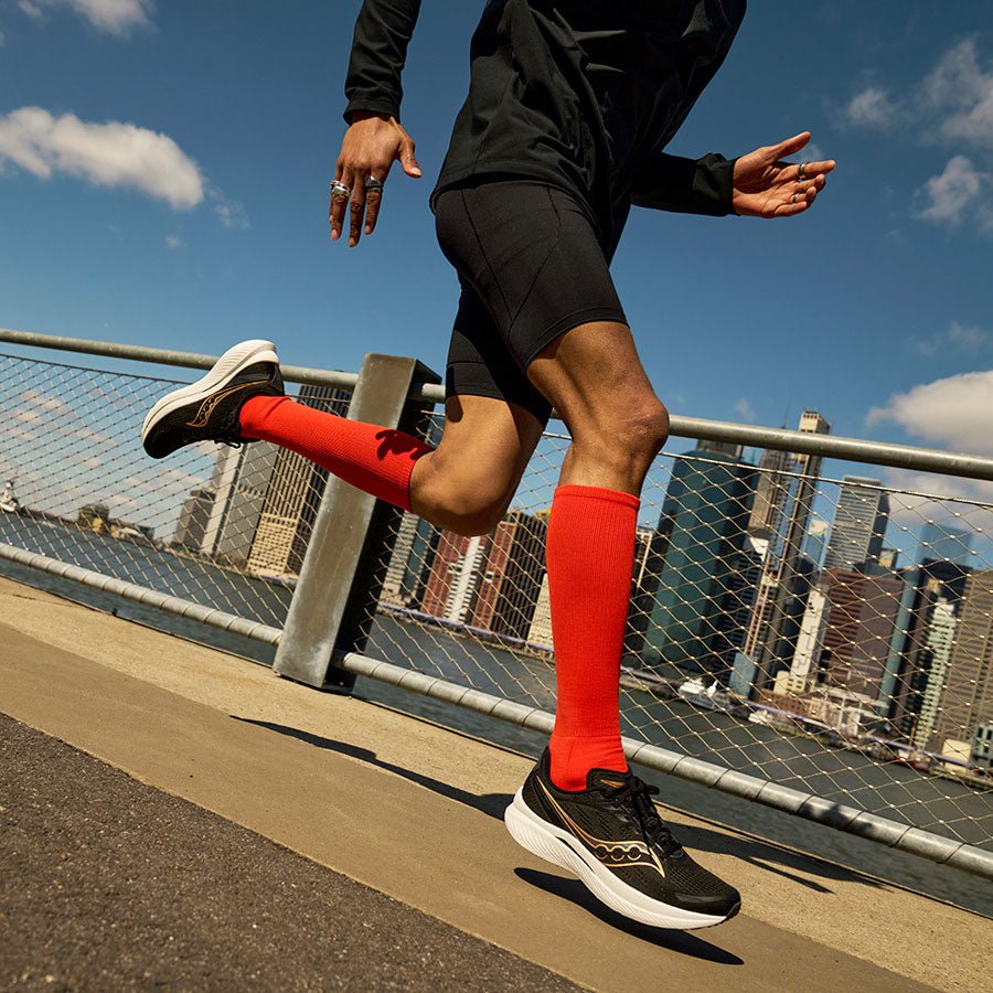 เปรียบเทียบรองเท้าวิ่ง  Saucony endorphin speed VS Saucony endorphin pro เลือกซื้อรุ่นไหนดี? - Rev Online